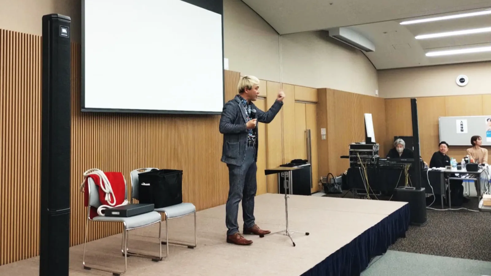 AI講座で実演する講師のコンプレッサー
